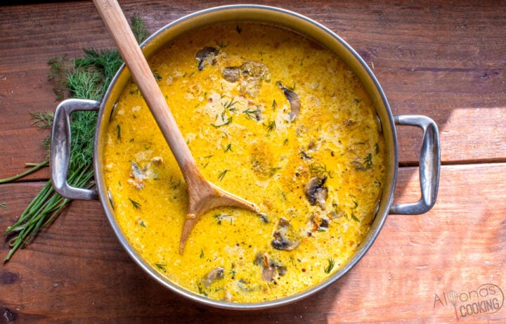 how to garnish and add cream to mushroom soup