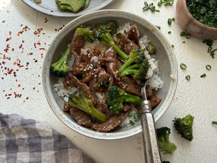 image of arranged rice, beef, and broccoli in a bowl