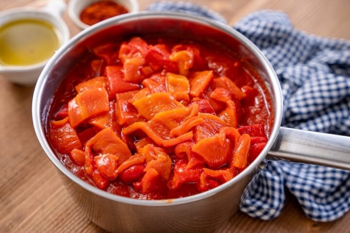 Adding roasted bell peppers to Matbucha