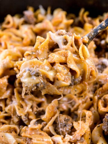 easy-one-pan-sour-cream-egg-noodles-beef-stroganoff-alyonascooking-