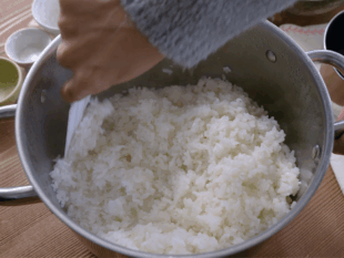 Mixing the sushi vinegar into the rice
