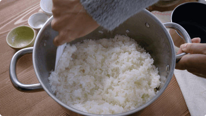 Mixing the sushi vinegar into the rice