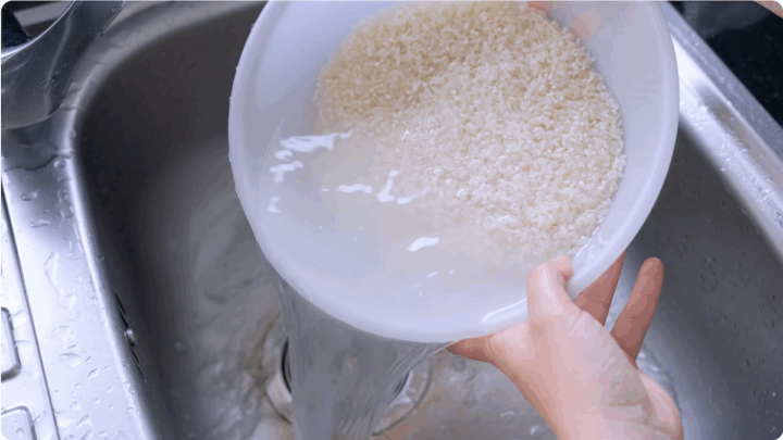 rinsing sushi rice to remove the starch