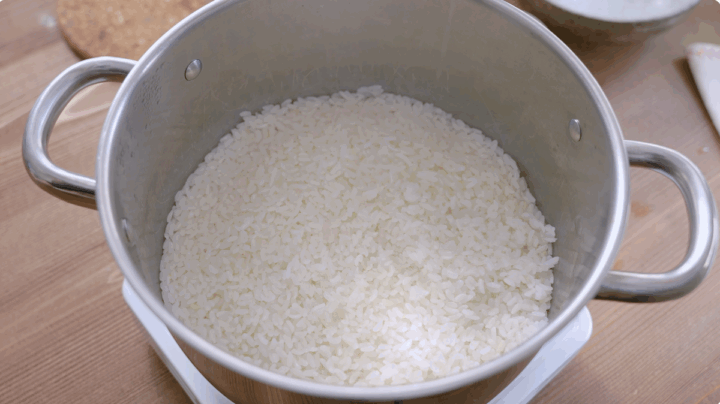 cooked and steamed sushi rice