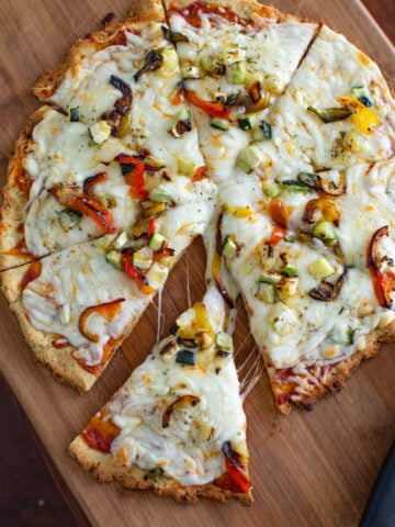 cauliflower pizza crust with roasted veggies