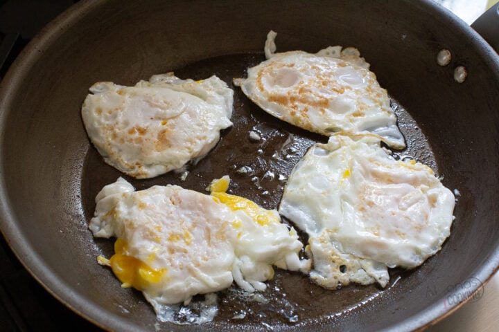 how to fry eggs in pan for quesadilla