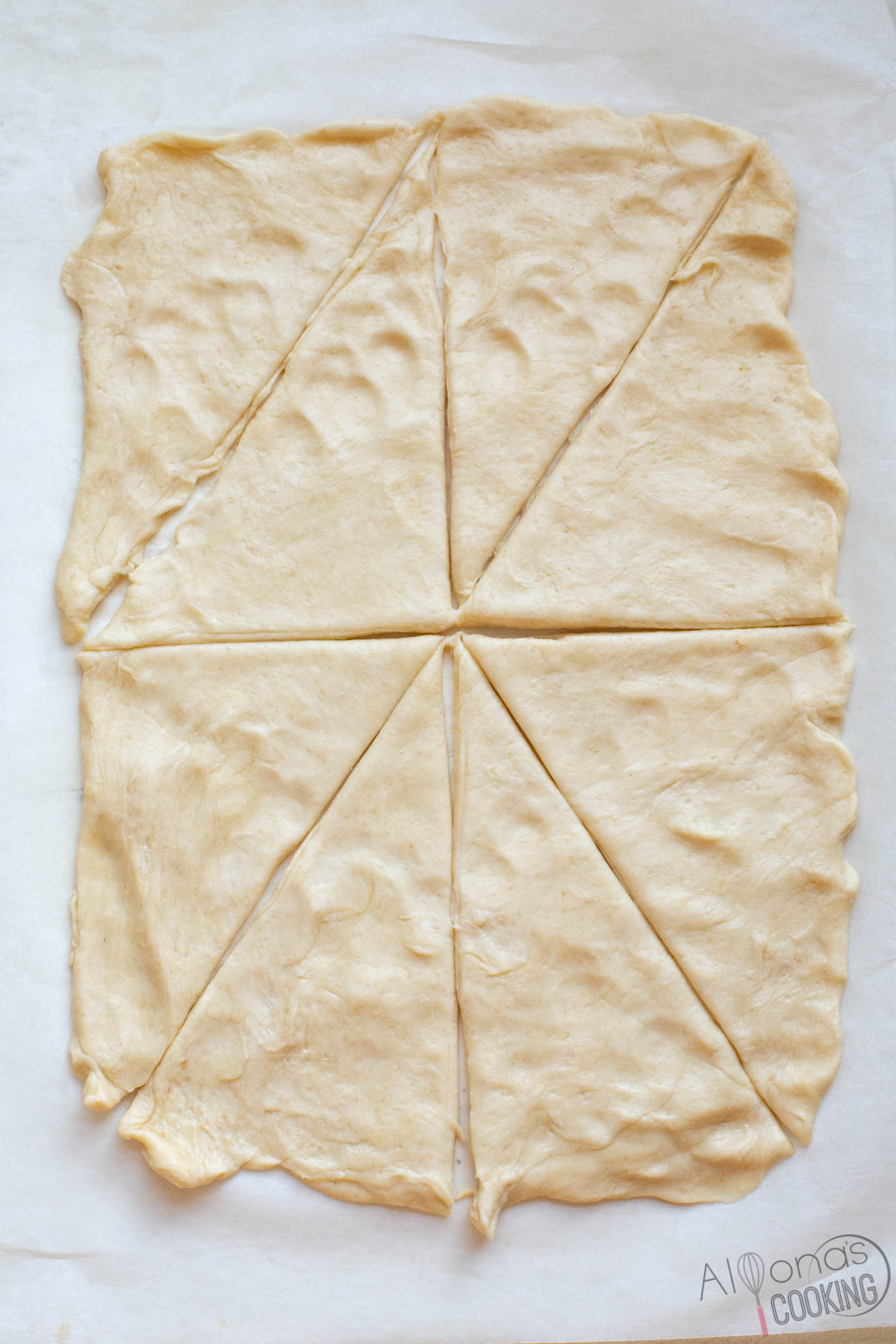 how to cut crescent dough into triangles 