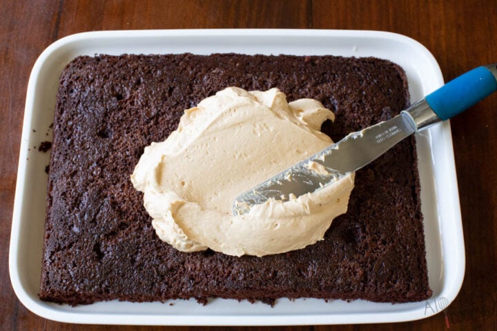 how to frost a chocolate cake with dulce de leche frosting