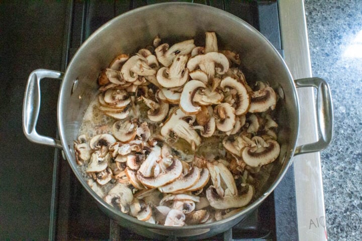 how to cook and sauté the mushrooms for mushroom gravy