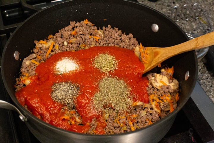 how to make the meat sauce for lasagna (36 oz traditional pasta sauce, canned mushrooms, shredded carrot, diced onion, spices and seasonings.