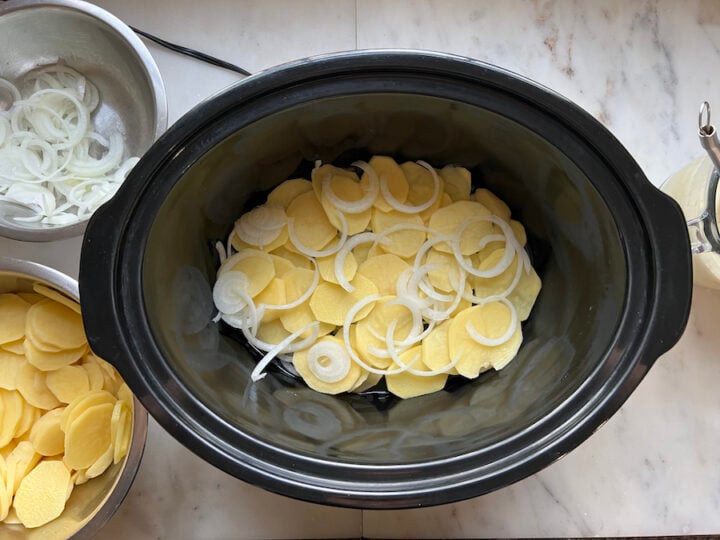 layering crock pot scalloped potatoes