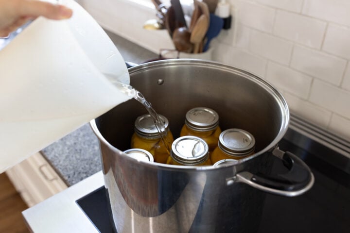 preparing canned peaches for a water bath
