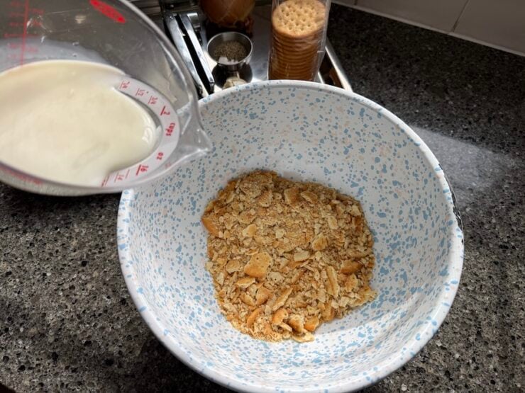 The crackers and milk mixture for Kotleti